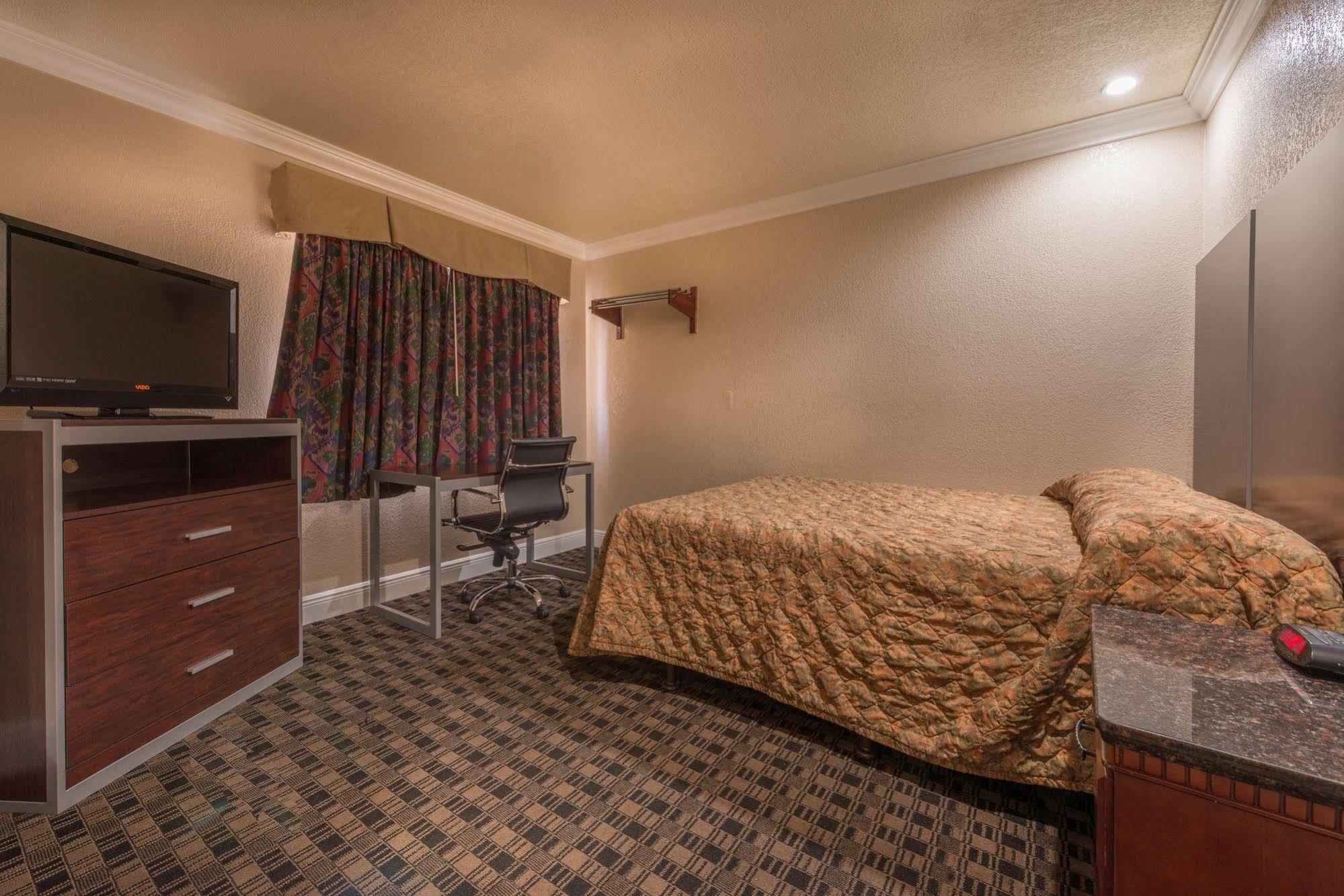 Edge Water Inn Reedley Zewnętrze zdjęcie